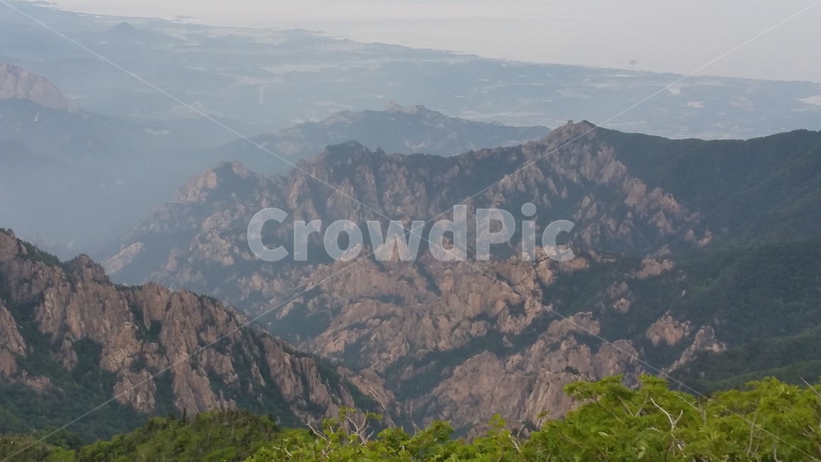 자연,nature,봄,푸릇푸릇,설악산,설악산풍경,장관,설악산경치,한국경치,한국풍경,돌,능선,바위,기암괴석,새벽,하늘,sky,나무,tree,강원도,등산,산,mountain,산맥