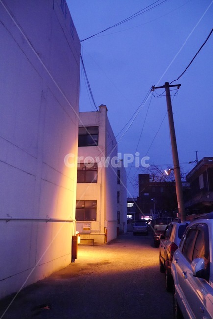 골목,어스름,전등,전봇대,아파트,저녁,야경,밤,풍경,nightscape,night,landscape,골목길,alley,car,차,vehicle,차량,transportation,교통,automobile,자동차