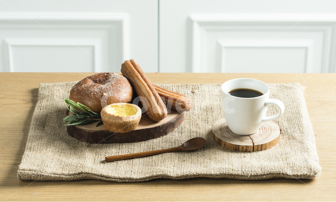 식사,음식,빵,브레드,주방,쿠킹,meal,bread,아침,런치,베이커리,부엌,식탁,food,밀가루음식,테이블웨어,나무,원목,wood,손,남자,hand,커피,coffee,morning,음식,식재료,요리,food,cook,meal,dishes,food reserves,빵,bread,연출,컨셉,콘셉,direction,concept