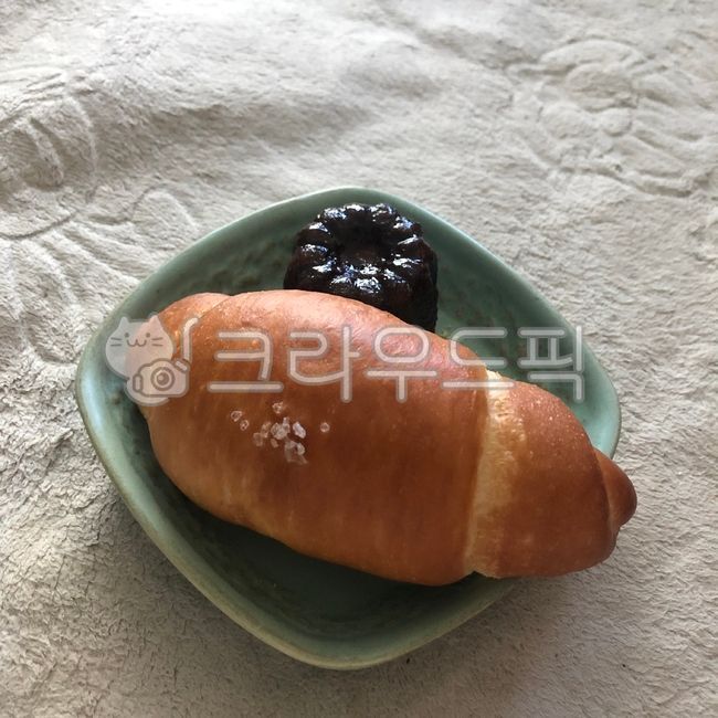 bread,dessert,snack,canel,plate,bowl,salt bread