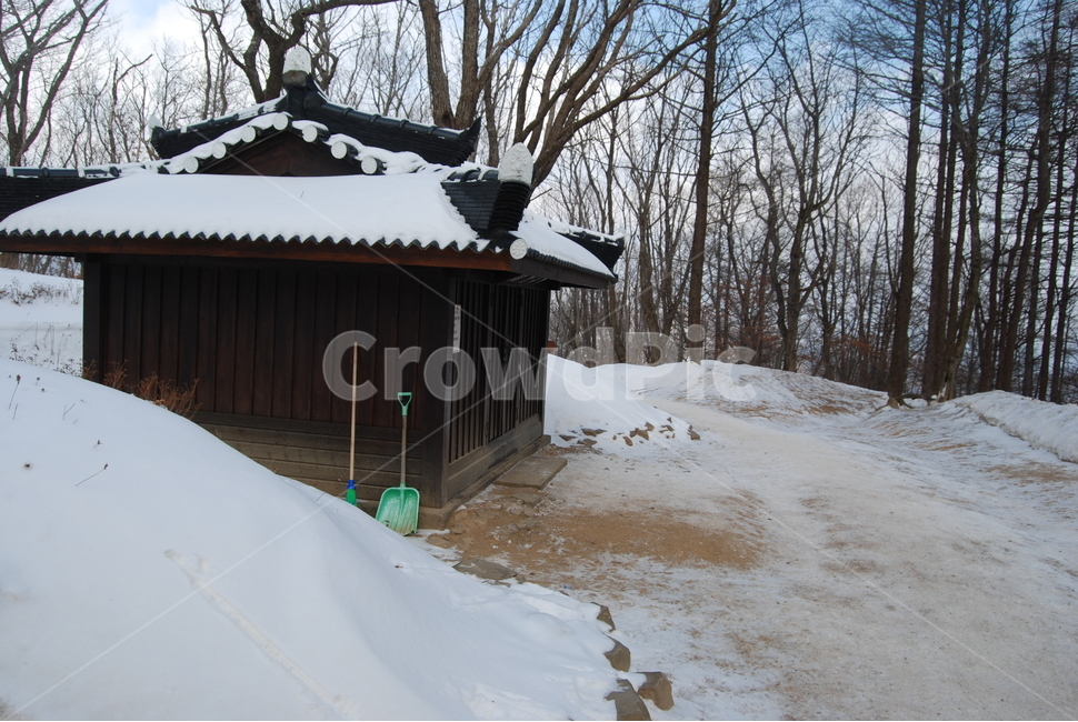 태백산,100대명산,백두대간,국립공원,자연의위대함,등산로,능선,아름다움,신비스런산,돌,산행,힐링,자연,감성,등산,계절,여행,한국,한국명산,한국등산,풍경,눈,나무,하늘,바람,바람소리,환경,생태계,산,땅,겨울,계절,winter,season,한국전통,한국문화,korean traditional,korean culture,건축물,건물외관,exterior,building,structure,architecture,construction