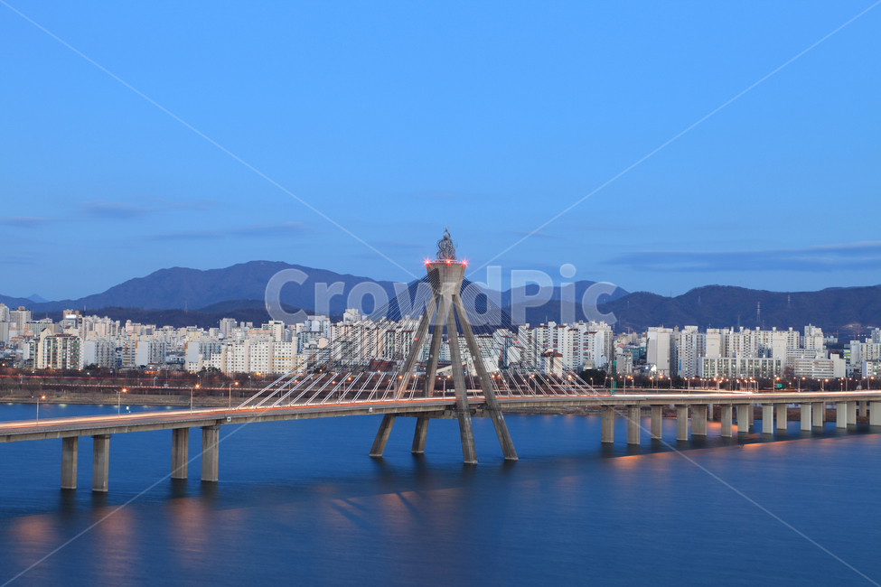 올림픽대교,다리,도시,한강,아파트,빌딩,도심,야경,풍경,도로,교통,대교,교량,강,강변,스카이라인,산,건축,건축물,하늘,배경,백그라운드,강동구,서울,한국,도시,풍경,city,landscape,한국도시풍경,한국도시경관,korea cityscape,building,건물,water,물,waterfront,워터 프론트