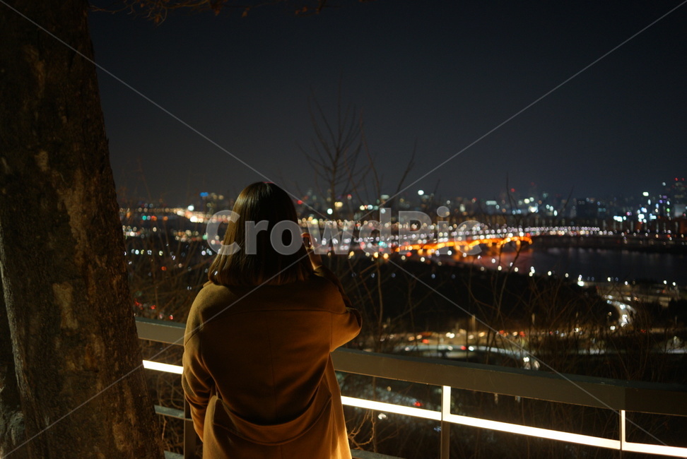 한강,야경,밤,겨울,여자,사람,야경,밤,풍경,nightscape,night,landscape,도시,city,한국도시풍경,한국도시경관,korea cityscape,사람,인물,인간,human,person,여성,여자,woman,female,lady,고독함,외로움,쓸쓸함,우울함,슬픔,lonely,solitary