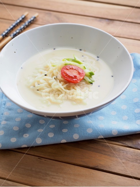 콩국수,여름음식,국수,누들,냉콩국수,한국음식,식품,한식,한국문화,음식,한국,배경,음식문화,웰빙,문화,아시아,아시아음식,접시,전통,젓가락,오이,방울토마토,여름,계절,summer,season,음식,식재료,요리,food,cook,meal,dishes,food reserves,면류,면요리,noodles,한식,한국음식,한국요리,korean food,korean dishes,korean meal,korean cook,bowl,사발,식사,dish