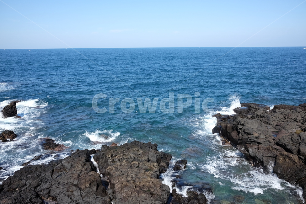 바다,해안,제주,자연,풍경,하늘,해안도로,여행,관광,맑음,쾌청,돌,바위,현무암,파도,자연,풍경,nature,landscape,한국자연풍경,한국자연경관,korea nature landscape,제주도,jeju,jeju island,promontory,곶,outdoors,옥외,water,물,ocean,대양,sea