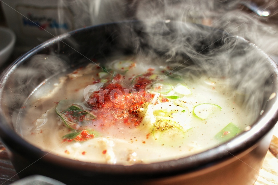 dish,요리,food,음식,식사,meal,bowl,사발,겨울,국밥,순대국,따뜻함,뜨끈함,열,맛있다,든든함,보양식,입맛,얼큰함,한사발,후루룩,순대,국,칼칼함,안주,끓임,뚝배기,고소함,진국,사골,고기국,고기,음식,식재료,요리,food,cook,meal,dishes,food reserves