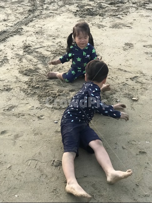해변가,두아이,남매,모래사장,바다