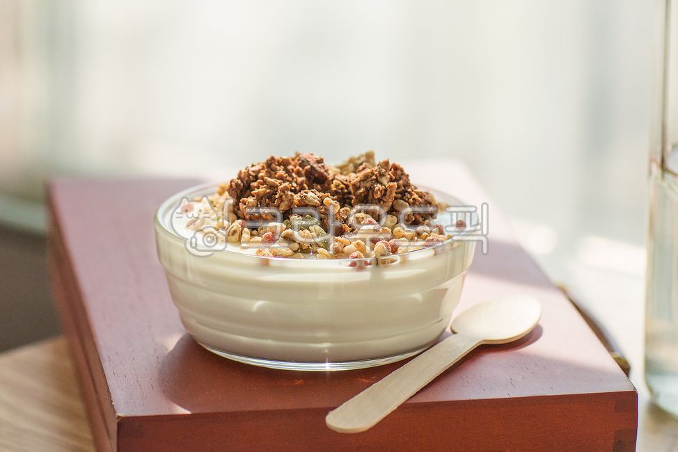 spoon,숟가락,오트밀,그래놀라,요거트,씨리얼,아침식사,간편식,다이어트,건강,귀리,음식,식재료,요리,food,cook,dishes,meal
