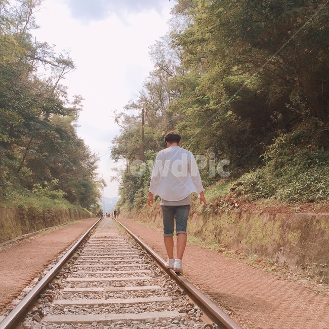 철길,뒷모습,남자,항동철길,혼자,걷다