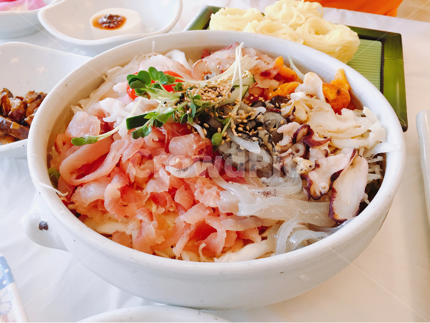 해산물,회,물회,한국음식,생선,바다,강원도,음식,식사,저녁,점심,seafood,rawdishes,sashimi,koreanfood,fish,sea,food,dinner,lunch,음식,식재료,요리,food,cook,meal,dishes,food reserves,수산물,해산물,fishery products,seafood,한식,한국음식,한국요리,korean food,korean dishes,korean meal,korean cook