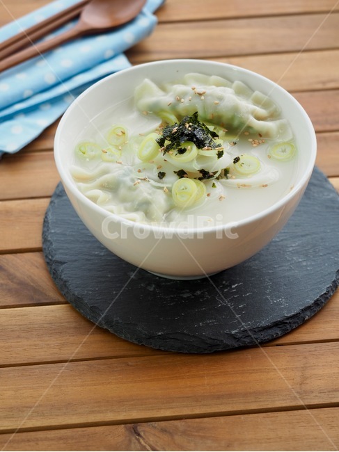 한국음식,떡국,떡만두국,만두국,식품,한식,한국문화,한국,배경,음식문화,웰빙,문화,아시아,아시아음식,접시,전통,설날,추석,음식,추석음식,설날음식,명절,명절음식,koreanfood,korea,koreanculture,food,background,foodculture,wellbeing,culture,asia,asianfood,tradition,bowl,사발,meal,식사,dish,요리,음식,식재료,요리,food,cook,meal,dishes,food reserves,한식,한국음식,한국요리,korean food,korean dishes,korean meal,korean cook