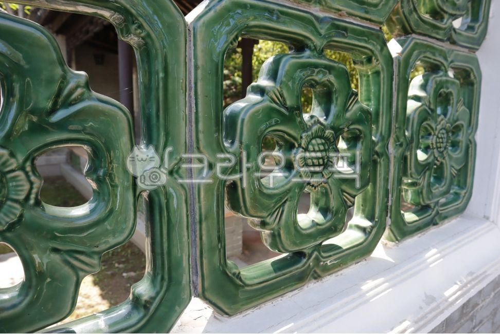 flower pattern,glasscrafts,flowerpatterns,celadon,Smoothness,Wolhwawon,koreantraditionalpatterns,korea,sunlight,smoothness,transparency,glass craft,glitter,Korean traditional patterns,window frame,wolhwawon,windowframe,architecture