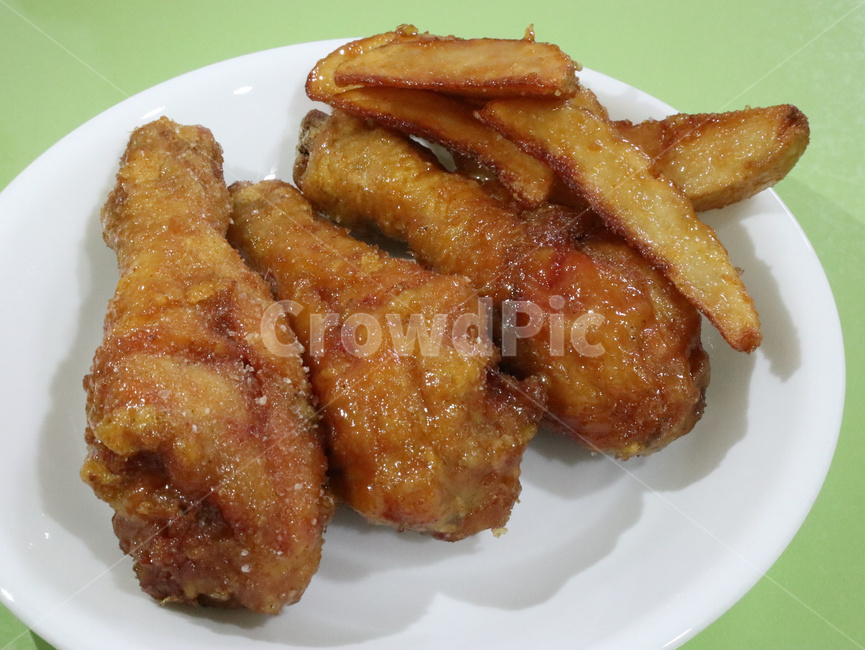 후라이드치킨,치킨,양념치킨,감자튀김,닭고기,음식,식재료,요리,food,cook,meal,dishes,food reserves