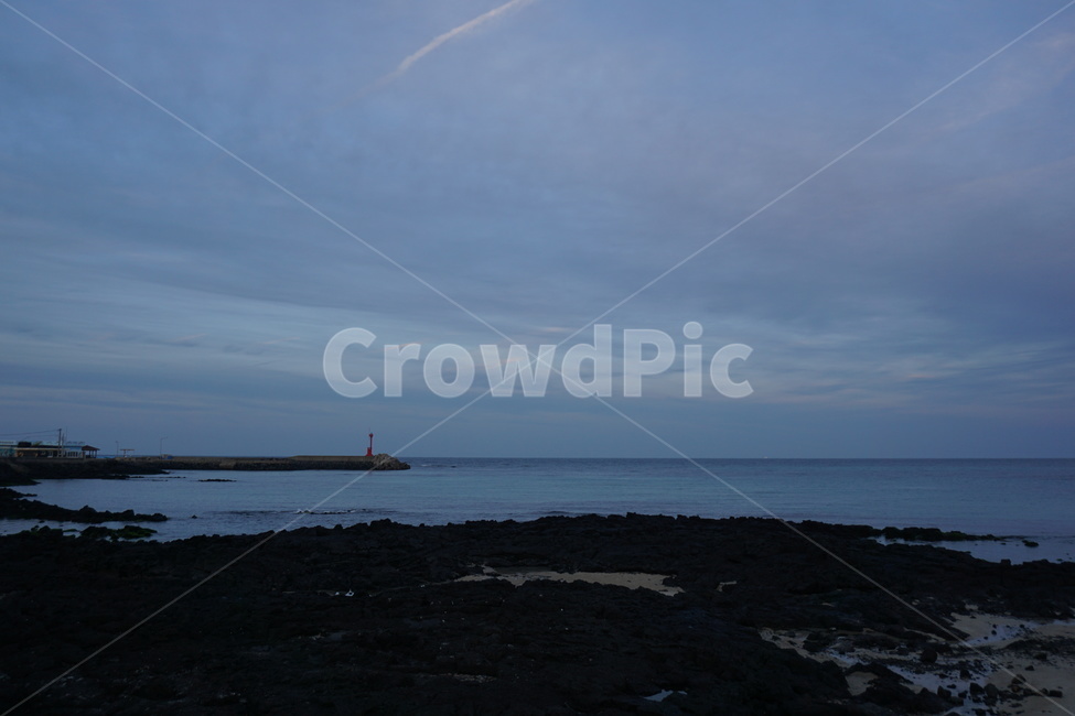 바다,blue,하늘,해변,해안가,sea,sky,현무암,제주,jeju,평온함,차분함,저녁,수평선,horizon,구름,cloud,자연,nature,등대,lighthouse