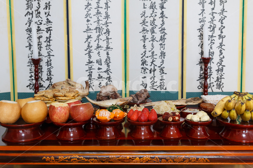 제사,제사상,차례상,병풍,설,명절,차례,설날,추석,제물,전통,음식,과일,육류,고기,양초,한자,풍성한,문화,촛불,경건한,엄숙한,초,촛대,배,사과,바나나,수육,딸기,목기,나물,한국전통,유교,유교전통,유교문화,한국문화,향,정갈한,관습,예절,조상,북어포,한과,한국전통,한국문화,korean traditional,korean culture,음식,식재료,요리,food,cook,meal,dishes,food reserves