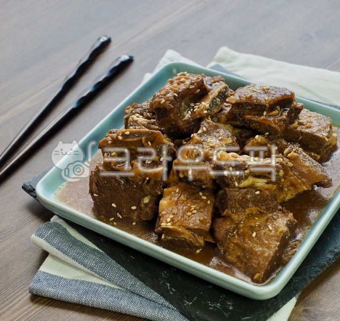 소고기,소갈비,스테이크,소고기스테이크,갈비찜,소갈비찜,음식,한국음식,요리,식사,배경,소스,고기,아시아음식,beef,beefrib,steak,beefsteak,galbijjim,beefribs,food,koreanfood,cooking,meal,background,sauce,meat,asianfood,전통음식,한국전통음식,반찬,traditionalfood,koreantraditionalfood,sidedish,접시,도자기접시,plate,porcelainplate