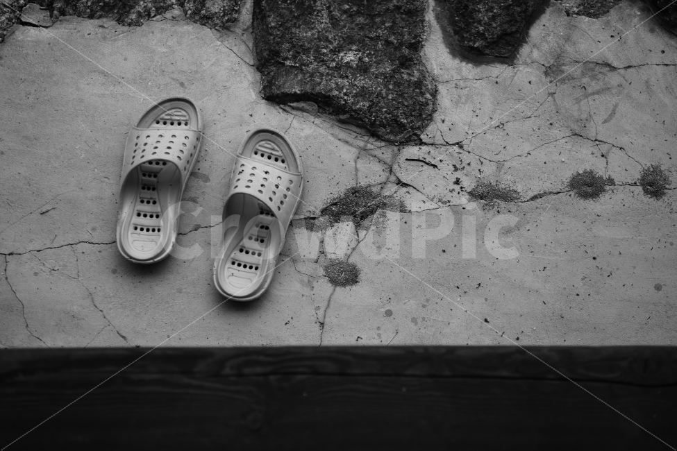 슬리퍼,흑백,흑백사진,시골,땅,갈라짐,black,blackandwhite,bnw,사물,물건,오브젝트,thing,object,matter,흑백,모노톤,monochrome,black and white