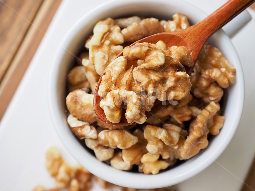 full moon,Full moon of the first lunar month,plate,nut,walnut,porcelain cup,nuts,coffee cup,background,wellbeing,Spoon,cowardice
