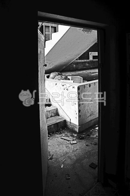 redevelopment,residential area,Naeseonla District,Uiwang city,redevelopment district,Multifamily housing,Demolition,Naesondong,abandoned house,multigenerational housing,Grayscale