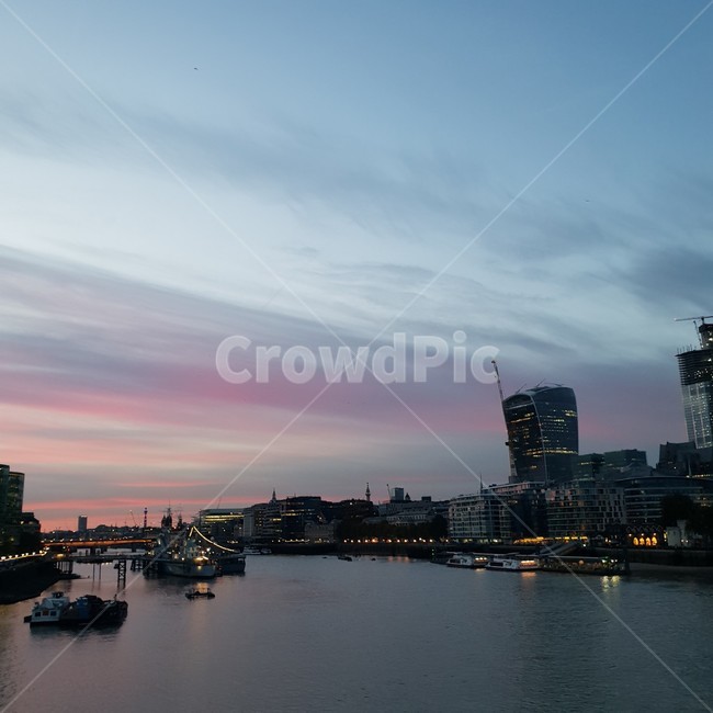 보라색하늘,분홍색하늘,해질녘,런던,영국,강,템즈강,pinksky,purplesky,dusk,evening,london,uk,unitedkingdom,thamesriver,도시,풍경,city,landscape,해외,외국,세계,foreign,oversea,world,세계도시풍경,해외도시풍경,외국도시풍경,world cityscape,water,물
