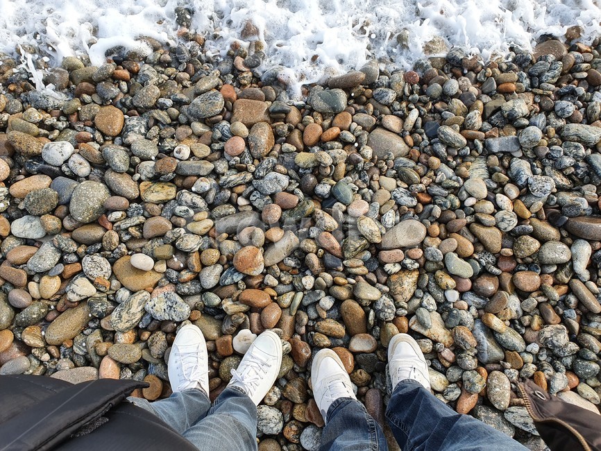 파도,해변,연인,자갈,바다,자연,물,동해,속초,하늘,구름,sea,대한민국,운동화,남녀,청바지,돌