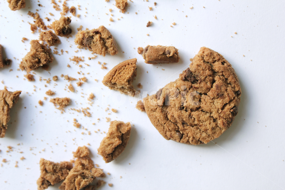 biscuit,black,brown,chip,chocolate,chocolatechip,chocolatechipcookie,chocolatechipcookies,closeup,cookie,crumb,crumbs,dark,dessert,food,homemade,isolated,powder,snack,top,비스킷,비스켓,음식,갈색,브라운,초코칩,초코,초코쿠키,쿠키,디저트,클로즈업,과자,부스러기,조각,조각난,홈메이드,가루,파우더,스낵,쵸코,쵸코칩,쵸코칩쿠키,음식,식재료,요리,food,cook,meal,dishes,food reserves,디저트,간식,후식,dessert,snack