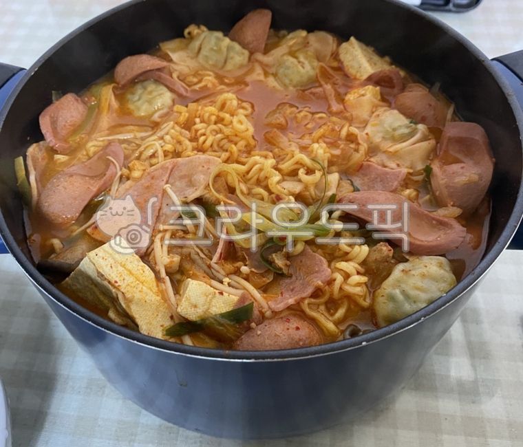 부대찌게,한국음식,요리,코리안푸드,빨간음식,한국,국물,만두,식품,cook,food,맛있는,매운,한국요리,소시지,식재료,메뉴,라면사리,양념,noodle