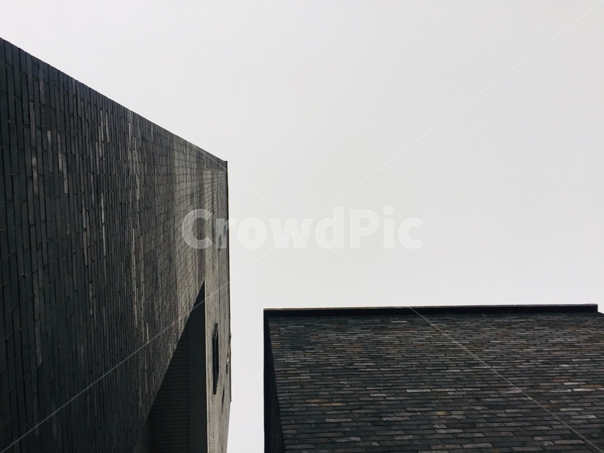 하늘,역사,도시,구조,건물,낮,남영동대공분실,남영동1985,로우앵글,흐림,어두움,벽돌벽,암울,역사적인,흐린,높음,벽돌건물,sky,lowangle,redbrickbuilding,brickfacade,oldtown,건축물,건물외관,exterior,building,structure,architecture,construction
