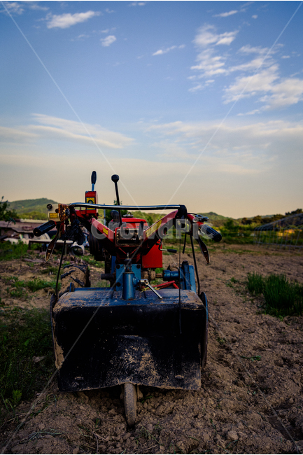 밭,농기계,경운기,농촌,농사,기계,machine,agriculture,farm,farming,자연,흙,country,시골,마을,풍경,landscape,country,rural,town,산업,industry,industrial,농업,농사,agriculture,farming,farming industry