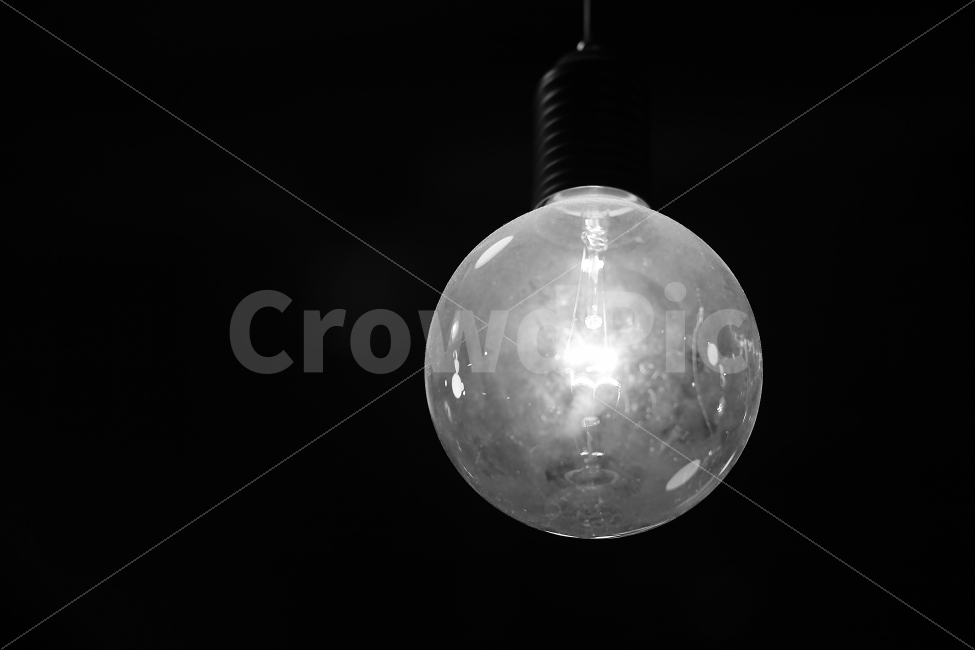 전구,bulb,조명,감성,atmospher,분위기,카페,사물,물건,오브젝트,thing,object,matter,흑백,모노톤,monochrome,black and white