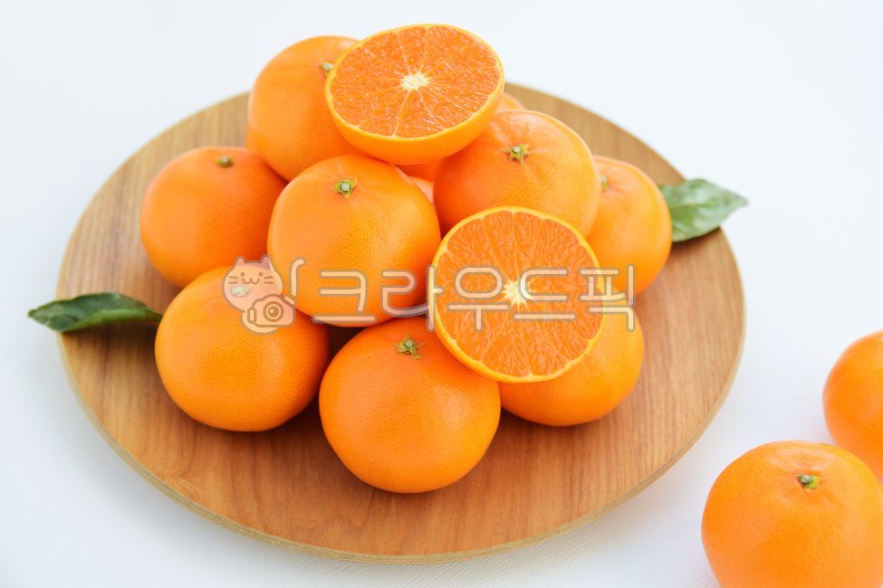 wooden plate,winter snack,fragrant,cut,half,winter fruit,vitamin c,fruit,snack,woodendish,winter,plate,Orange,Cheonhyehyang,crush,ingredients,wooddish,citrus fruits,Fruit,health,vitamin,food,health food,orange,citrusfruit,nutrition,dessert,dish,wooden,foo