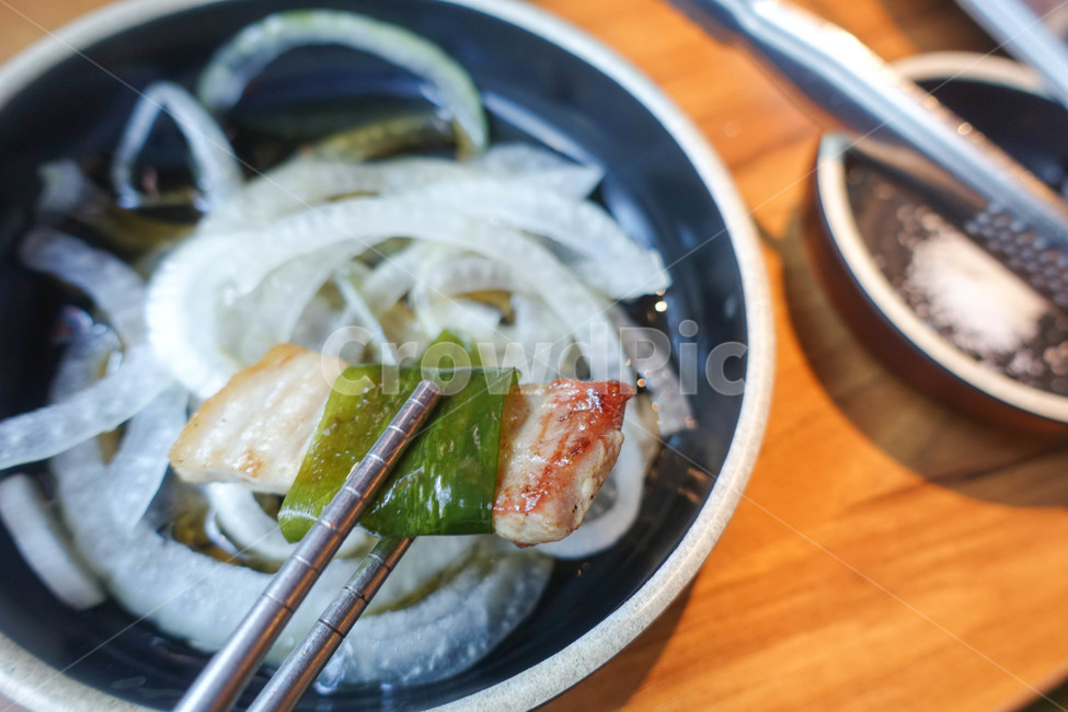 삼겹살,명이나물삼겹살,삼겹살양파,고기,명이나물,음식,식재료,요리,food,cook,meal,dishes,food reserves,육류,고기,meat,한식,한국음식,한국요리,korean food,korean dishes,korean meal,korean cook