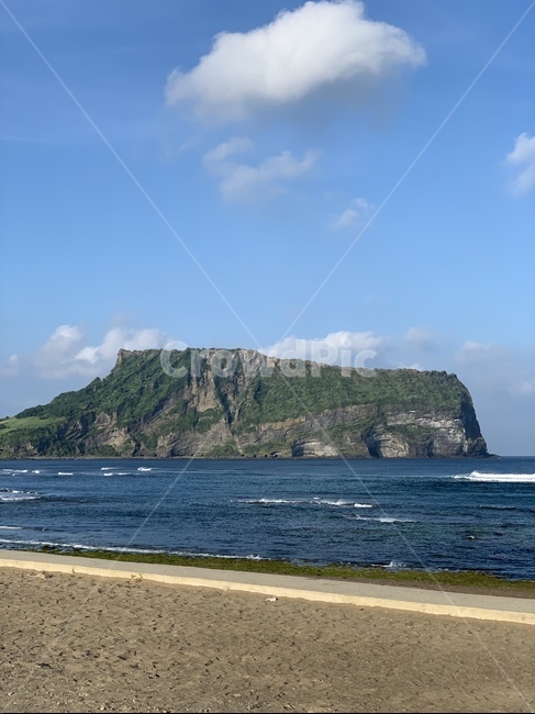 성산일출봉,자연,광치기해변,바다,제주도,물,jeju,해변,성산,자연,풍경,nature,landscape,한국자연풍경,한국자연경관,korea nature landscape,제주도,jeju,jeju island,land,땅,outdoors,옥외,shoreline,해안선,water,sea,ocean,대양,promontory,곶,coast,연안