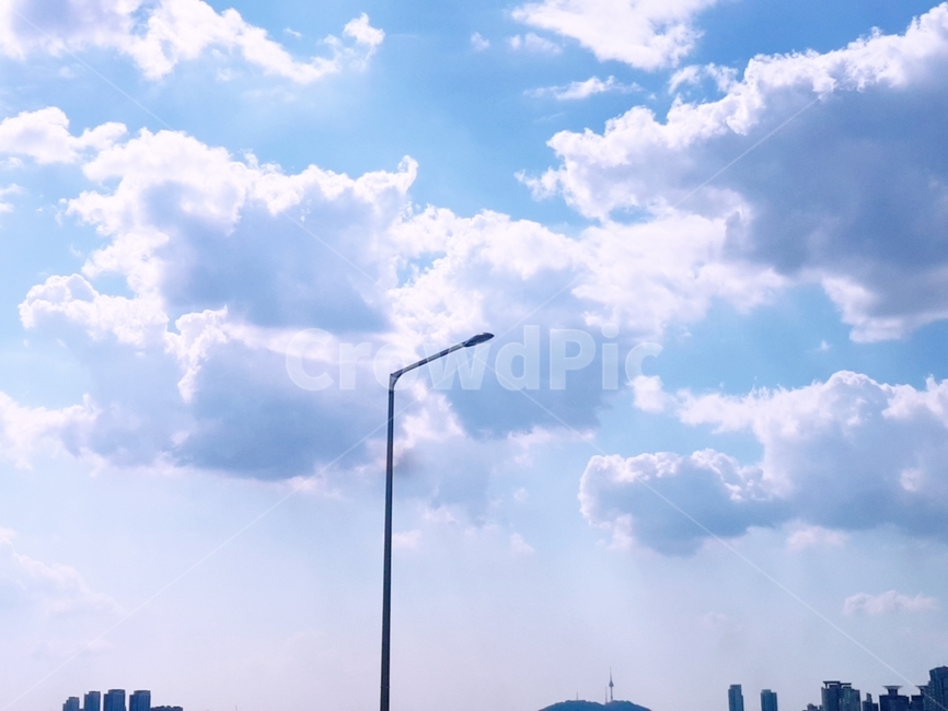 구름,cloud,전봇대,먹구름,하늘,sky,하늘색,파란색,맑은하늘
