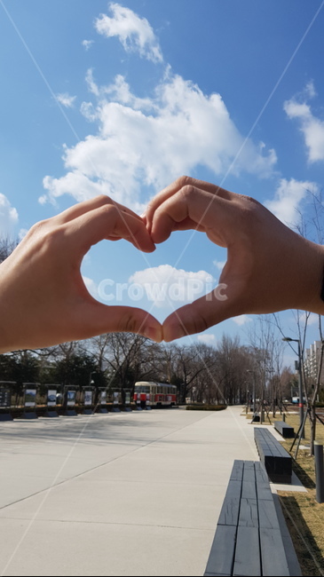 손하트,연인,하트,손,사랑,데이트,love,하늘,구름,사람,인물,인간,human,person,신체일부,몸,body,감정표현,기분,feeling,emotion