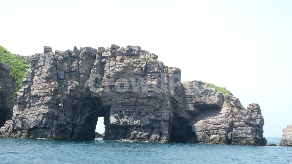 홍도독립문,바다,홍도,여름,바위,자연,풍경,nature,landscape,한국자연풍경,한국자연경관,korea nature landscape,shoreline,해안선,water,물,sea,ocean,대양,outdoors,옥외,cave,동굴,land,땅,cove,후미,coast,연안