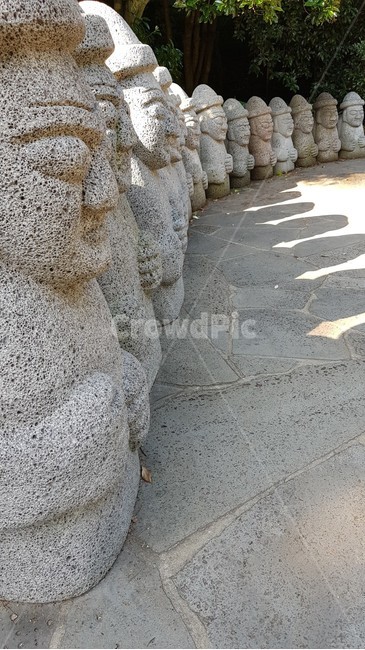 제주도돌하르방,돌하르방,돌조각상,현무암,제주도조각상,돌,햇빚,여름,푸른