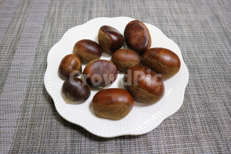 밤,먹는밤,가을,가을음식,밤라떼,음식,요리,건강식,별미,제철음식,간식,디저트,식재료,건강,밤껍질,알밤,군밤,딱밤,밤송이,fall,fallfood,food,healthydiet,snack,dessert,chestnutbur,가을과일,가을열매,제철열매,찐밤