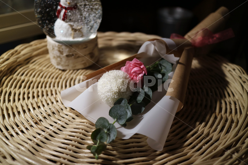 꽃,꽃다발,카페,감성,폼폰,겨울분위기,꽃,flower,기념일,축하,anniversary,congratulation,celebrate,celebration,감성,sensible,feeling