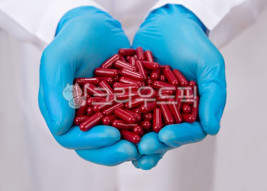 코로나,코로나19,치료제,의사,알약,캡슐,흰색,화이트,레드,사람,인간,손,손가락,질병,바이러스,의료용장갑,블루,많은,corona,corona19,covid,covid19,treatment,cure,capsule,white,red,doctor,medical,hand,finger,virus,disease,restrictions,medicalgloves,blue,bunch