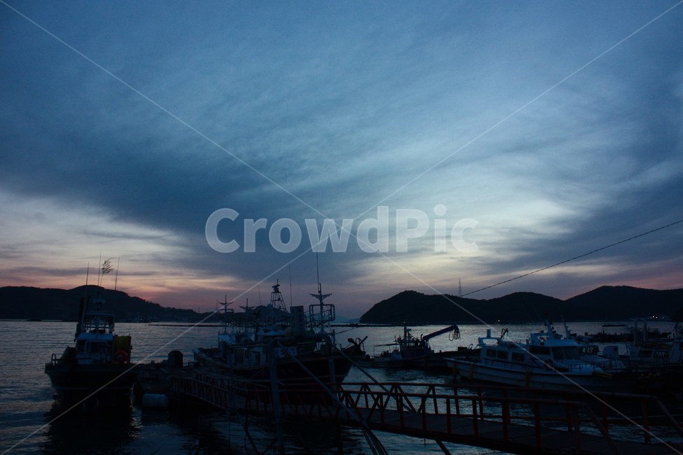 일몰,하늘,감성,여유,우울,적막,그림자,야경,산업,industry,industrial,어업,fishery,fishing industry,교통,교통수단,traffic,transportation,water,물,waterfront,워터 프론트,pier,교각,port,포트,boat,보트,vehicle,차량