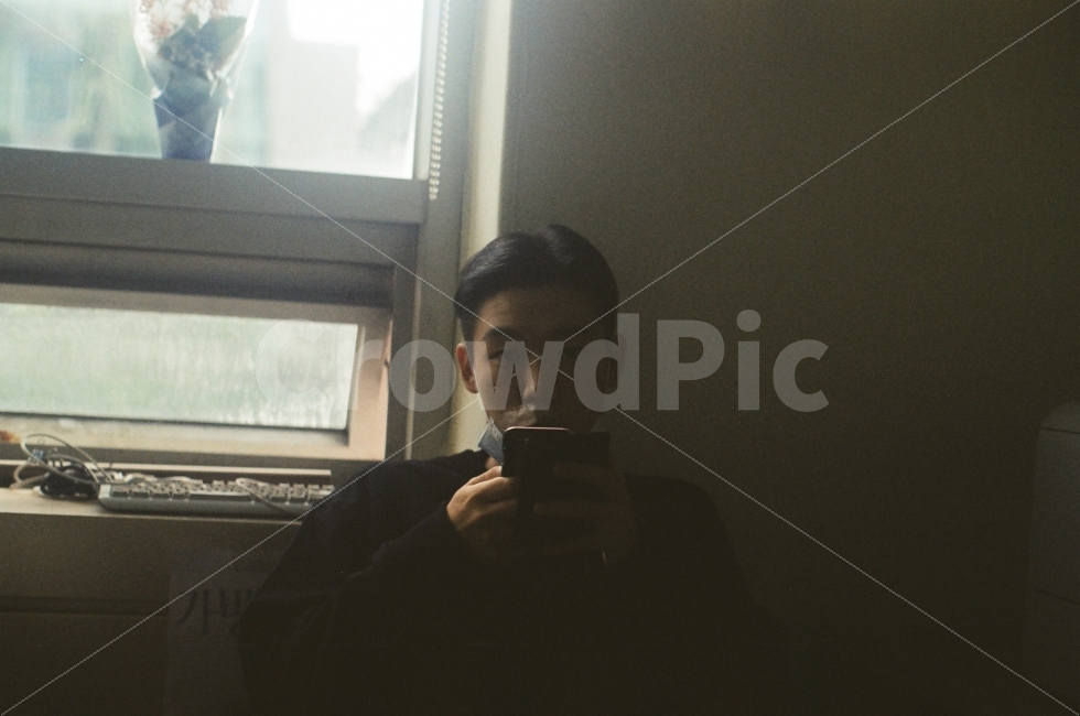 카리스마,학생회실,창문,포마드,우리형,마스크,맨투맨,가을,키보드,사람,인물,인간,human,person,얼굴표정,facial expression,face,남성,남자,man,male,감성,sensible,feeling