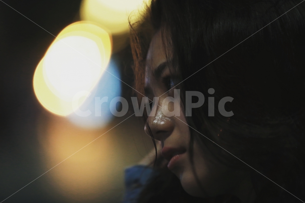 불빛,밤,거리,슬픔,감정,모델,여자,street,light,night,girl,mood,sad,사람,인물,인간,human,person,여성,여자,woman,female,lady,감정표현,기분,feeling,emotion,고독함,외로움,쓸쓸함,우울함,슬픔,lonely,solitary,감성,sensible