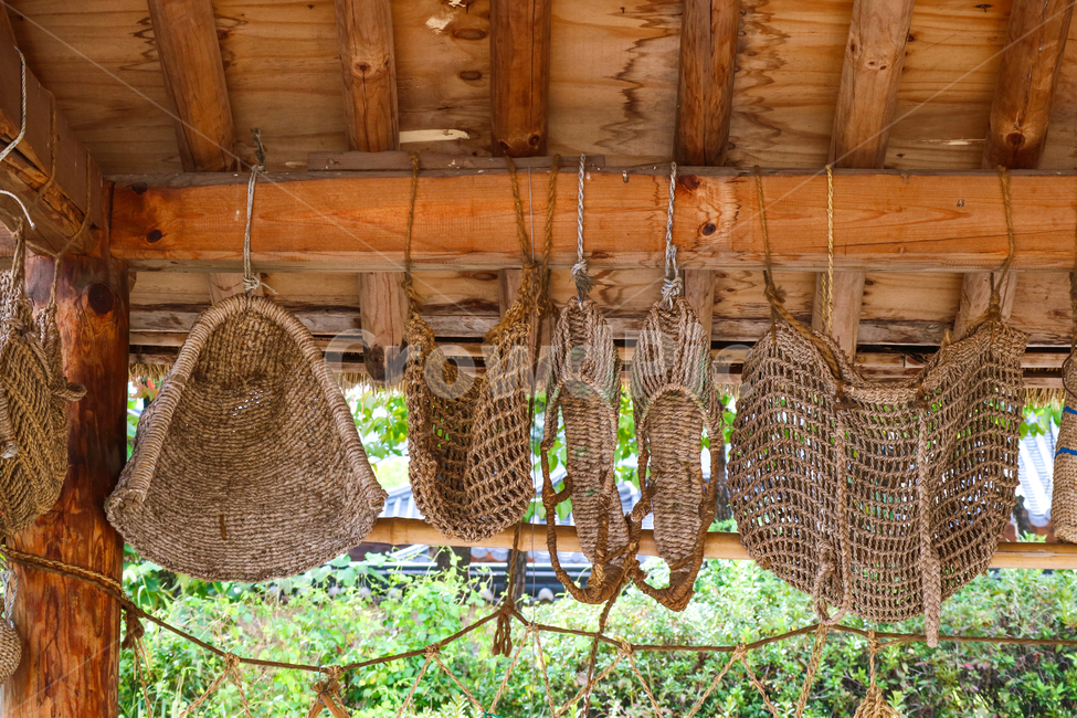 thatched house,daily necessities,crafts,netting,eaves,rice straw,vintage,folk,straw shoes,tradition,Korean tradition,key