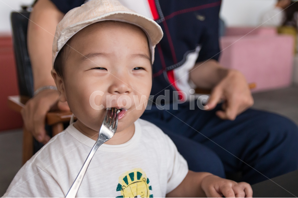 아기,가족,아이,남자아기,귀여운,작은,통통한,볼살,얼굴,먹고있는,포크,모자,남자,어린이,아동,유아,두살,인간,모델,식사,빵,표정,잘먹는,애기,식욕,건강한,튼튼한,사람,인물,인간,human,person,어린이,어린아이,child,children,kid
