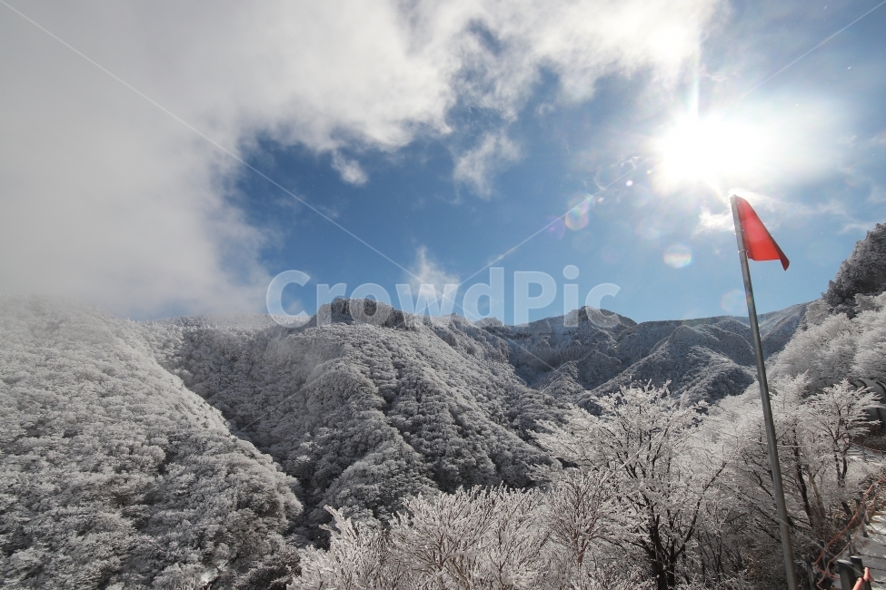 한라산,상고대,설산,겨울,겨울산행,눈꽃,진달래대피소,성판악,관음사,제주도,제주,백록담,겨울,계절,winter,season,자연,풍경,nature,landscape,한국자연풍경,한국자연경관,korea nature landscape,제주도,jeju,jeju island,flare,플레어,light,빛,outdoors,옥외,ice,얼음