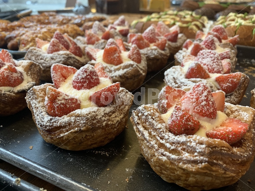 빵,케잌,딸기,크림,슈가파우더,디저트,간식,후식,dessert,food,meal,bread,snack