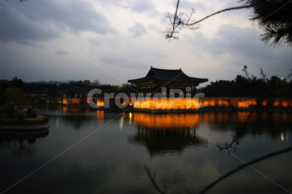 안압지,연못,경주,건축,지붕,traditional,전통,조명,빛,하늘,구름,풍경,야경,밤,풍경,nightscape,night,landscape,한국전통,한국문화,korean traditional,korean culture,랜드마크,landmark,tourist attraction,한국랜드마크,한국관광지,한국명소,korea landmark,korea tourist attraction,건축물,건물외관,exterior,building,structure,architecture,construction