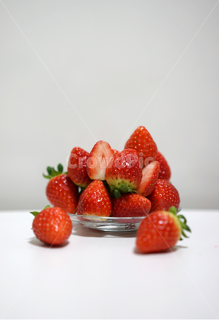 딸기,strawberry,과일,음식,겨울철과일,빨강,레드,red,베리,음식,식재료,요리,food,cook,meal,dishes,food reserves,과일,열매,fruit