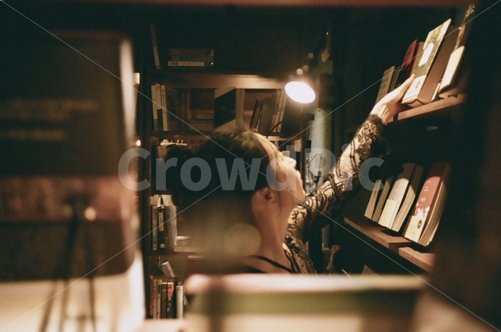 인물,사람,people,빛,light,조명,책,books,그림자,사람,인물,인간,human,person,여성,여자,woman,female,lady,감성,sensible,feeling